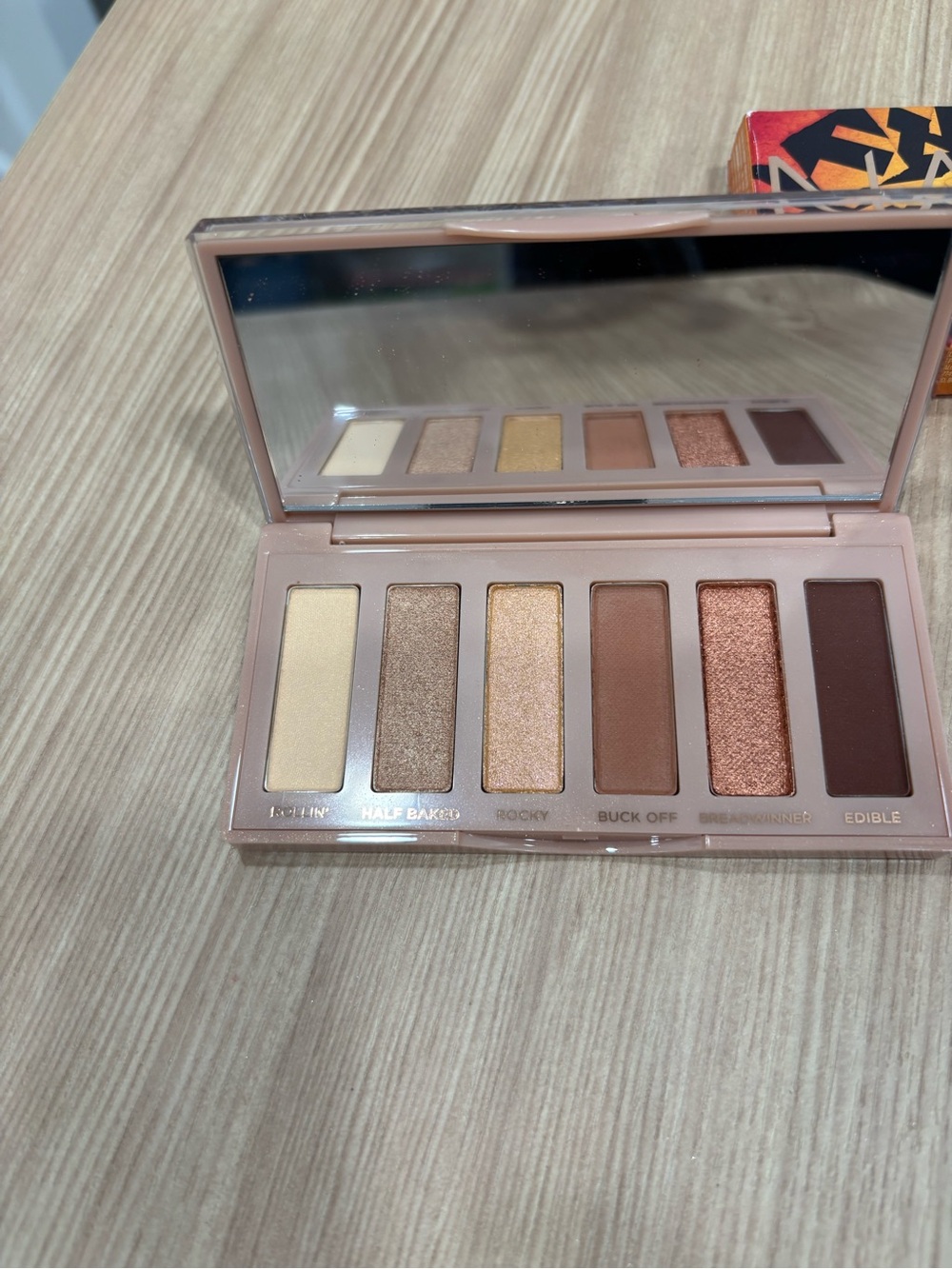 Urban Decay Six-Shade Eyeshadow Palette  Stunning color story **nwt** $15